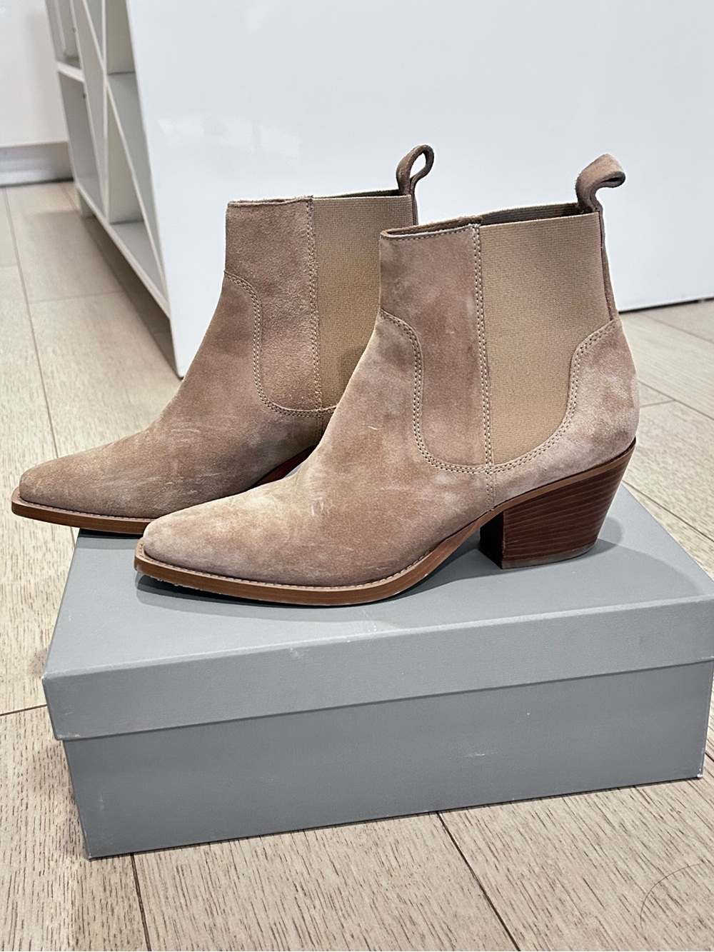 Everlane Suede Ankle Booties in Beige - Women's Chelsea Style Size 8 With Box!